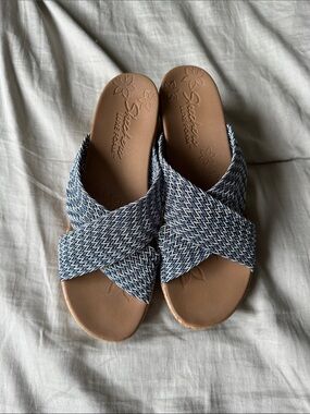 Skechers Luxe Foam Woven Crossband Slide Sandals in Blue and White size 11M